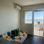 Appartement Beachfront Flat With View *