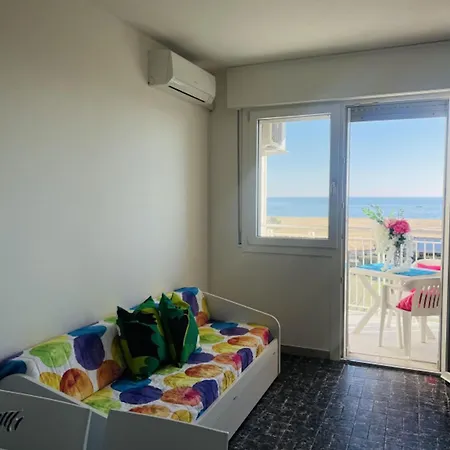 דירה Beachfront Flat With View *