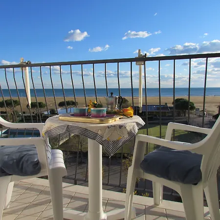 Beachfront Flat With View דירה *