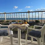Beachfront Flat With View Lägenhet *
