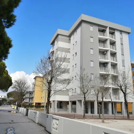 Beachfront Flat With View 비비오네